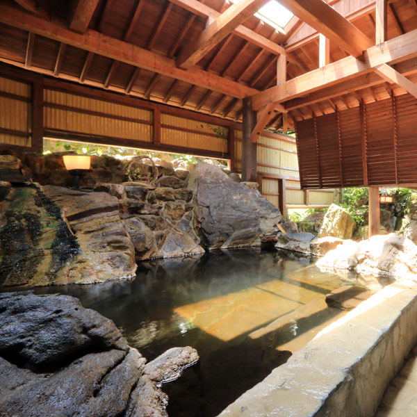 【温泉_女湯】炭酸イオンをたっぷりと含んだお湯は、「美人の湯」として、皆さまに親しまれています。