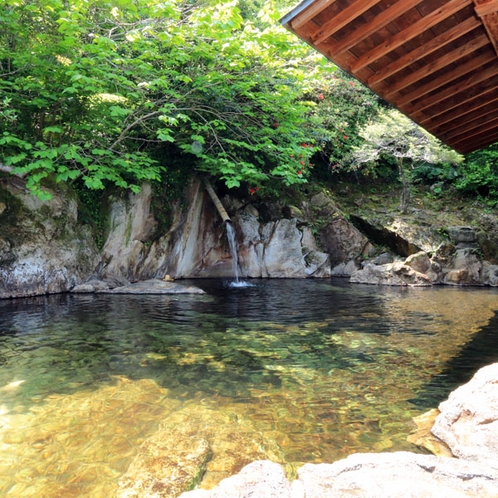 【温泉_男湯】自然の岩で作った大露天風呂です。