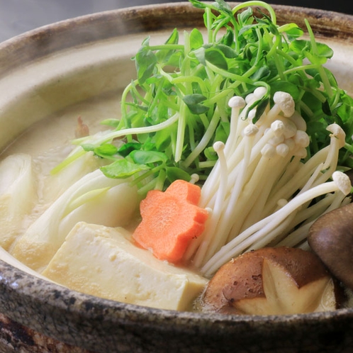 【夕食】自慢のしし鍋はゴボウからダシをとり、人吉の味噌で味付けしています。