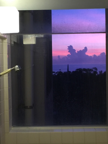 シャワールームから島の夕日も