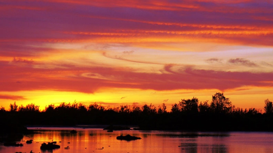 【周辺】入り江の夕焼け。とっても幻想的なコントラストの夕焼け。豊かな自然が作り出す伊良部の絶景。