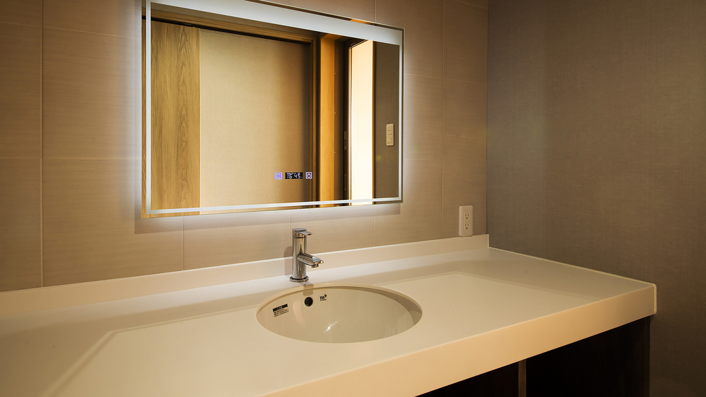 【客室設備】洗面台：くもり止め・ライト付の鏡（イメージ）
