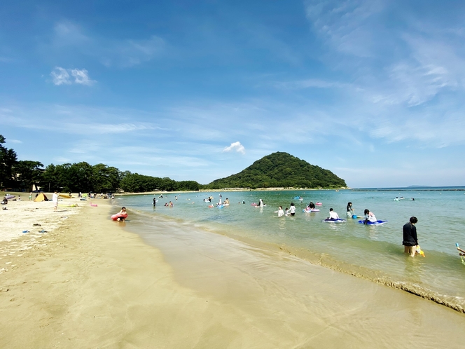 夏の一番人気スポット・菊ヶ浜海水浴場は徒歩1分！