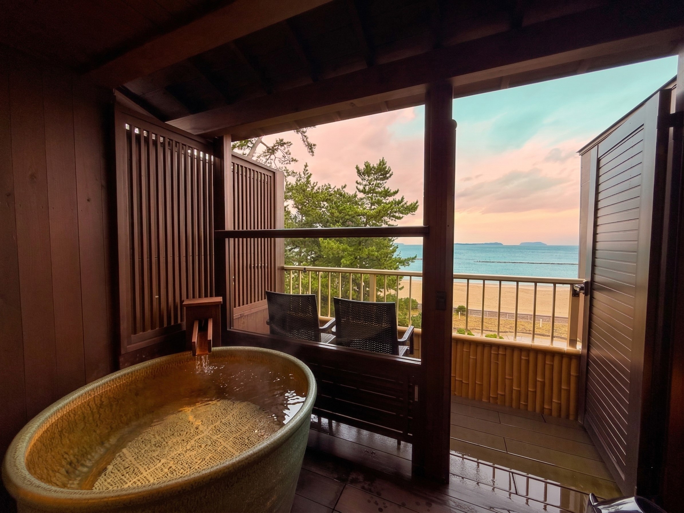 ■客室露天風呂/温泉【ききょう】■湯舟につかりながら感じる潮風、波の音、青い海。癒しのひとときを