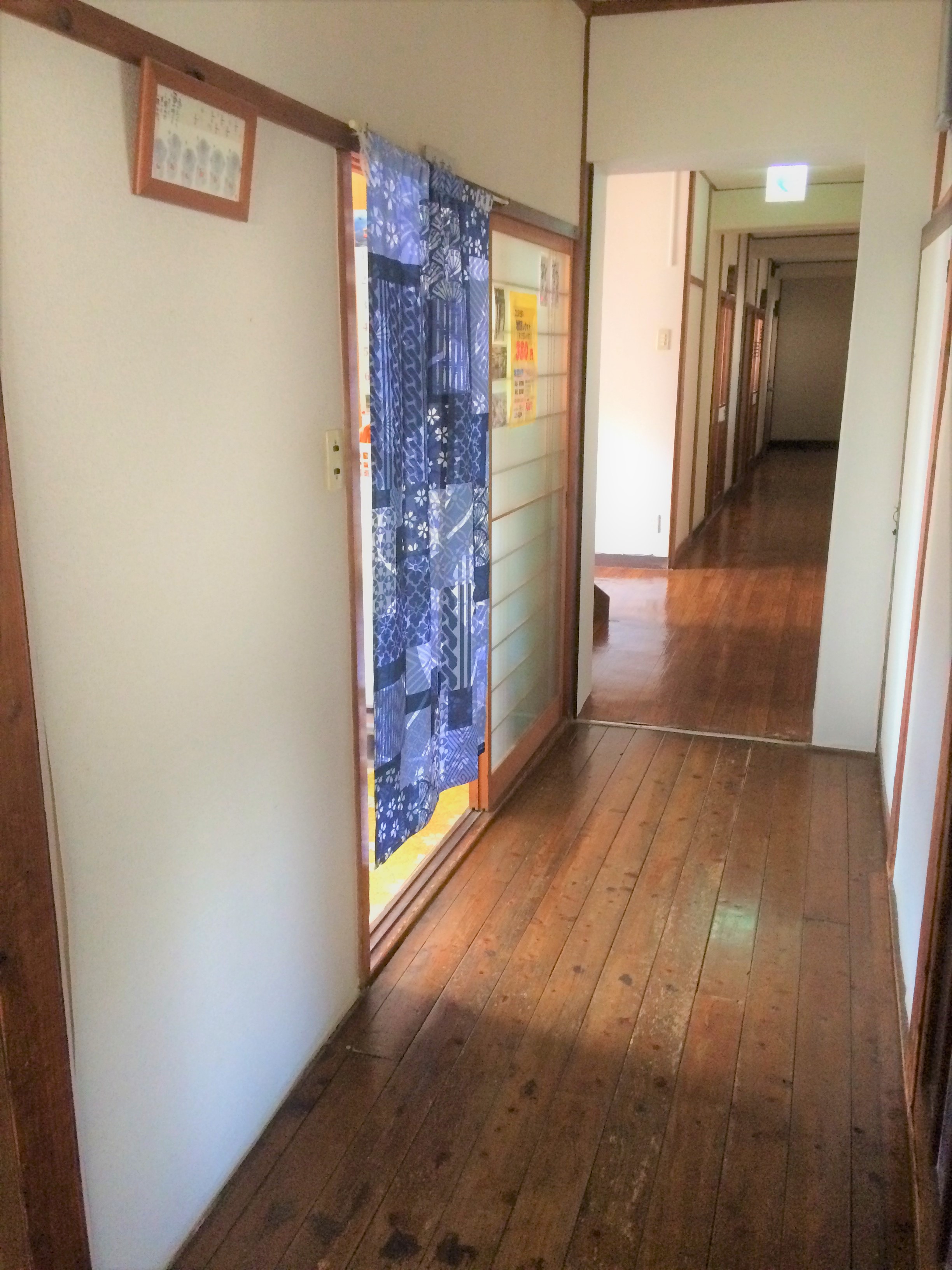 ヒノキの古い廊下