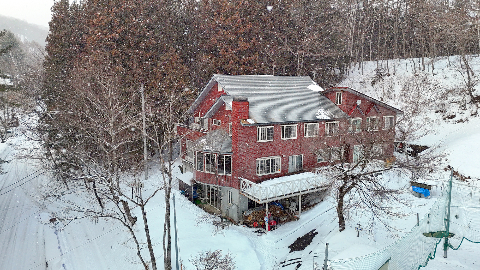 雪模様のペンションつかさ外観