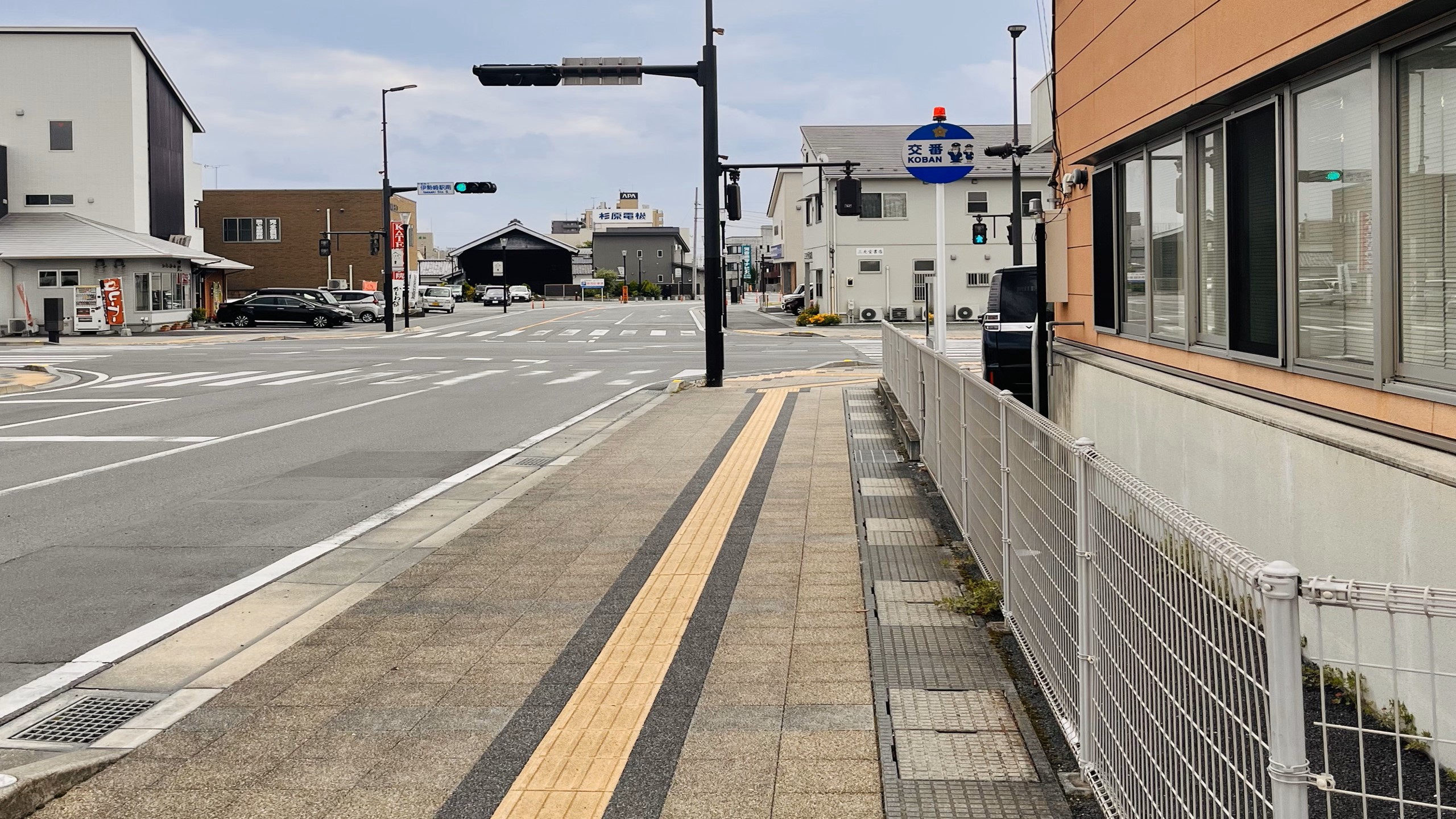 ⑤【伊勢崎駅南】の信号を直進します。（右手に交番がございます）