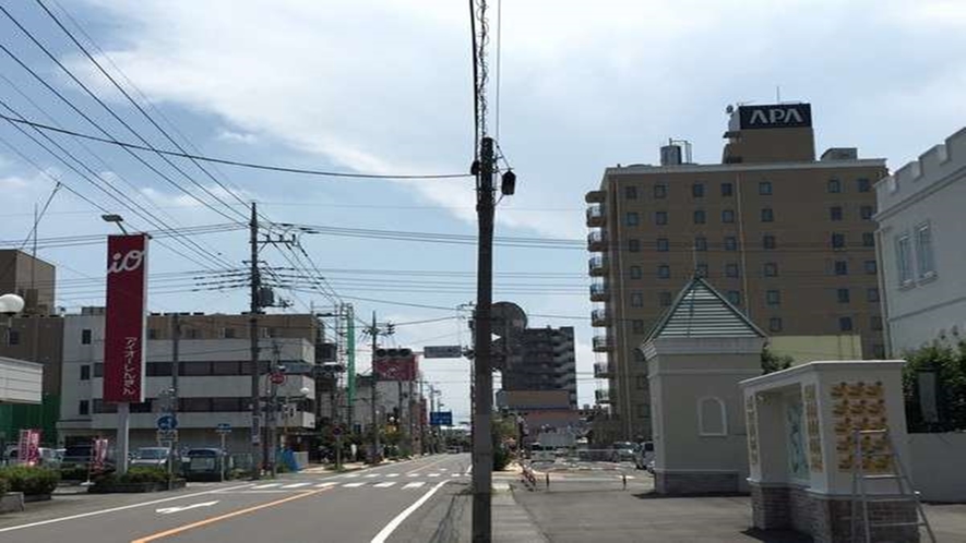 ⑦【信用金庫前】の信号を直進します。（右手に結婚式場がございます）