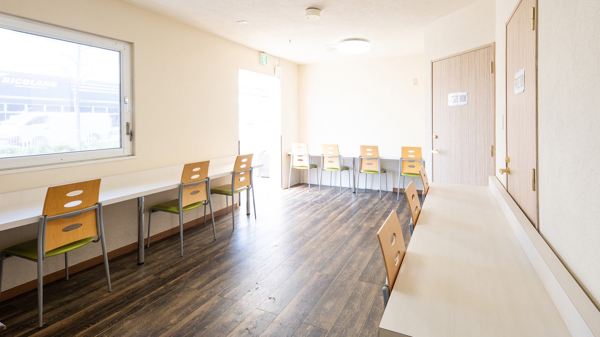 明るい朝食会場でごゆっくりお召し上がりください。