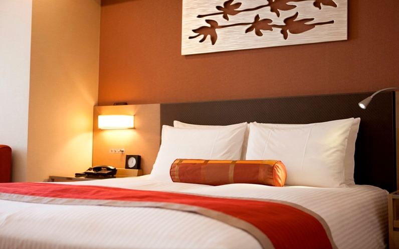 『客室』ベッドはサータ社製でポケットコイルマットレス採用