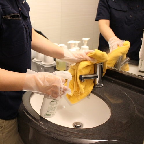 清掃の際、多くの方が触れる箇所の消毒、除菌対応を徹底しております。