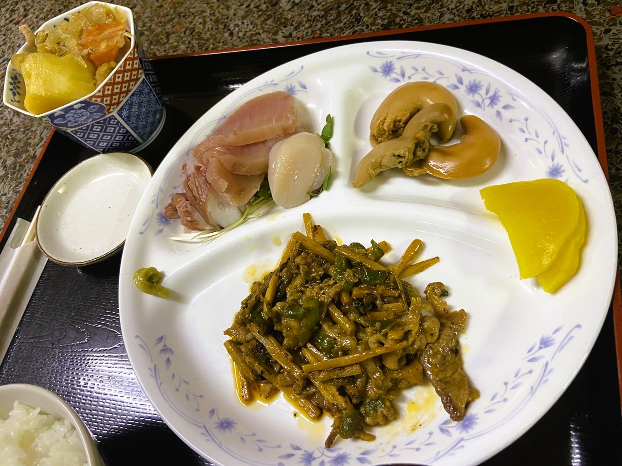 【お食事一例】新鮮刺身・中華風タケノコ炒め・ほたての子煮など