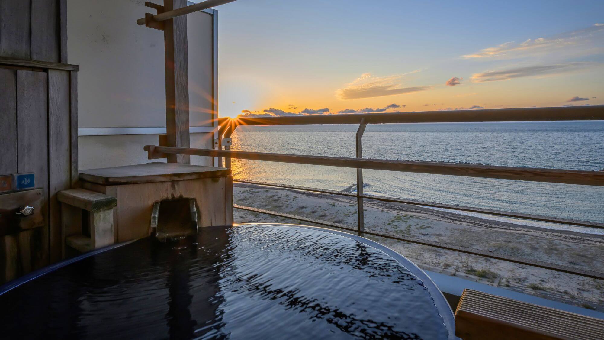 【大観露天風呂付客室】日本海を眺めながらゆっくりと温泉をお楽しみください。