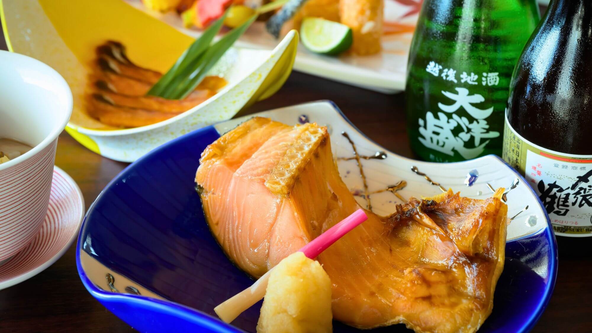 【秋のお宿ガストロノミー】二大銘酒飲み比べ付き〇名物・鮭の酒浸しと村上牛、塩引き鮭を味わう秋の贅