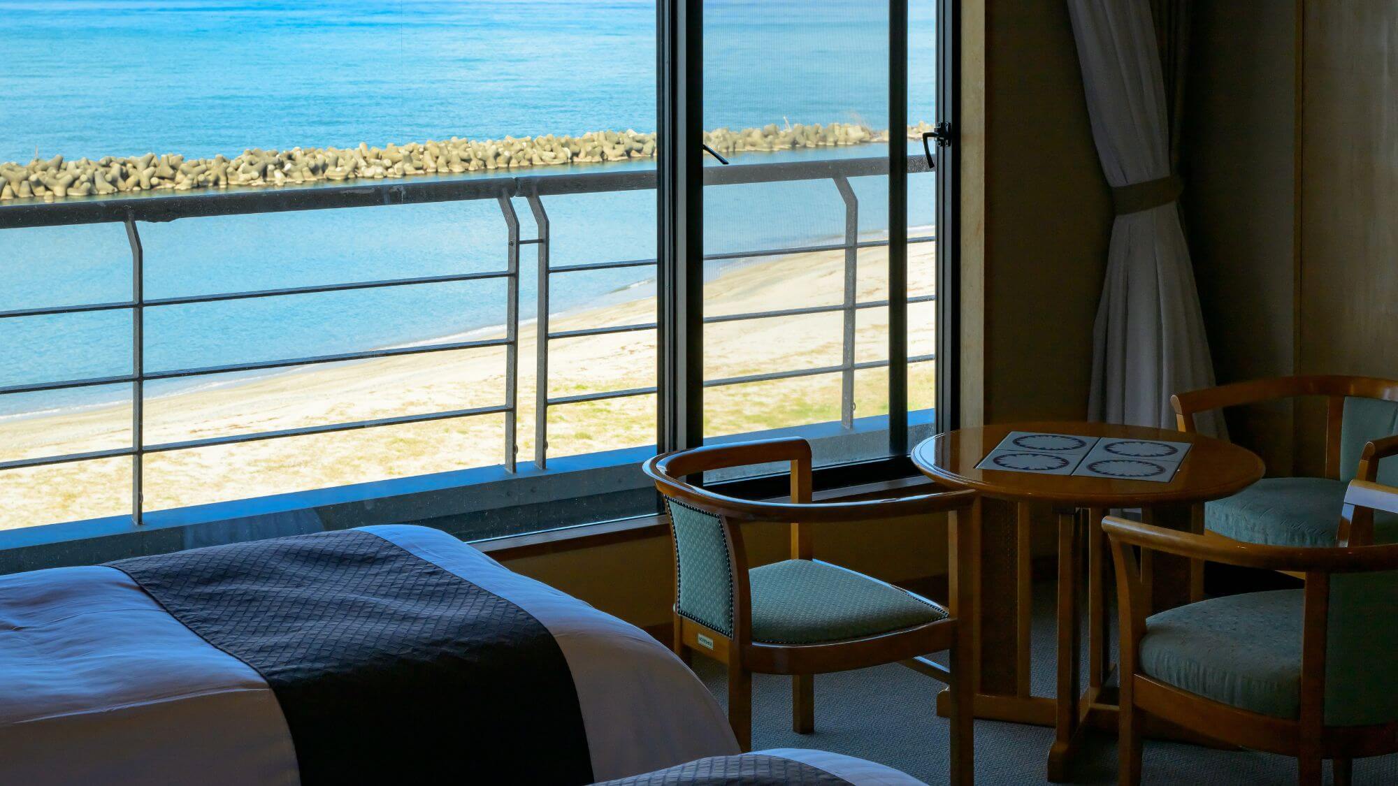 【大観和室（２ベットタイプ）】雄大な絶景と水平線に沈む夕陽がご覧いただけます。