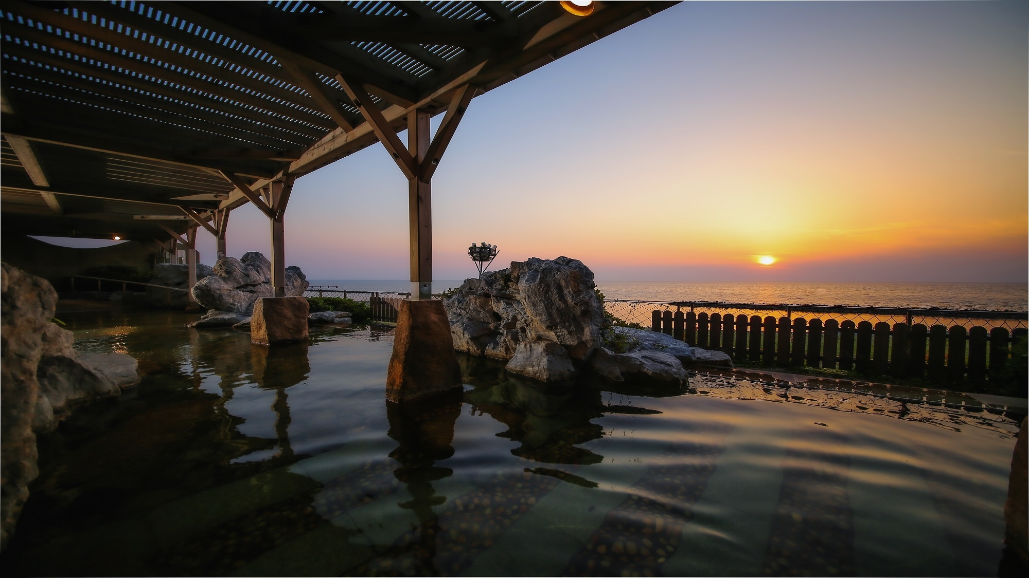 【卒業旅行・女子旅】海は目の前！砂浜さんぽ×村上グルメと食べ歩き＜2食付・客室アップグレード特典付＞