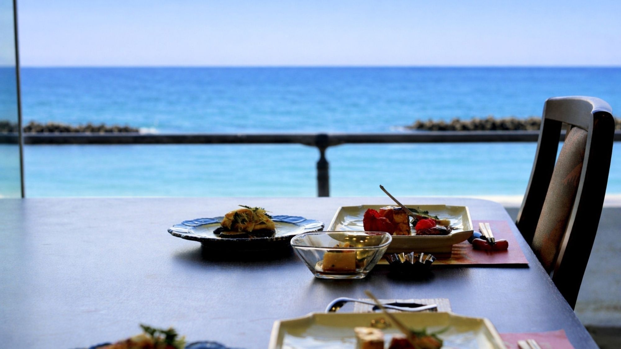 【夏のイチオシ】夕食ワンドリンク付〇真っ青な海と温泉で夏の思い出作り｜基本会席＜夕食レストラン＞