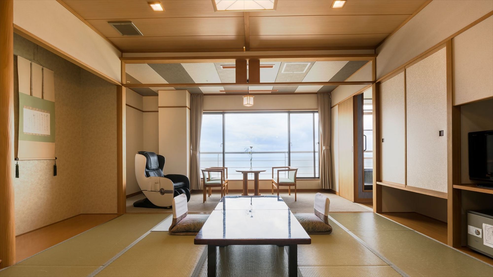 【大観露天風呂付客室】自慢の源泉を客室でご堪能いただける、源泉掛け流しの露天風呂付き客室です。