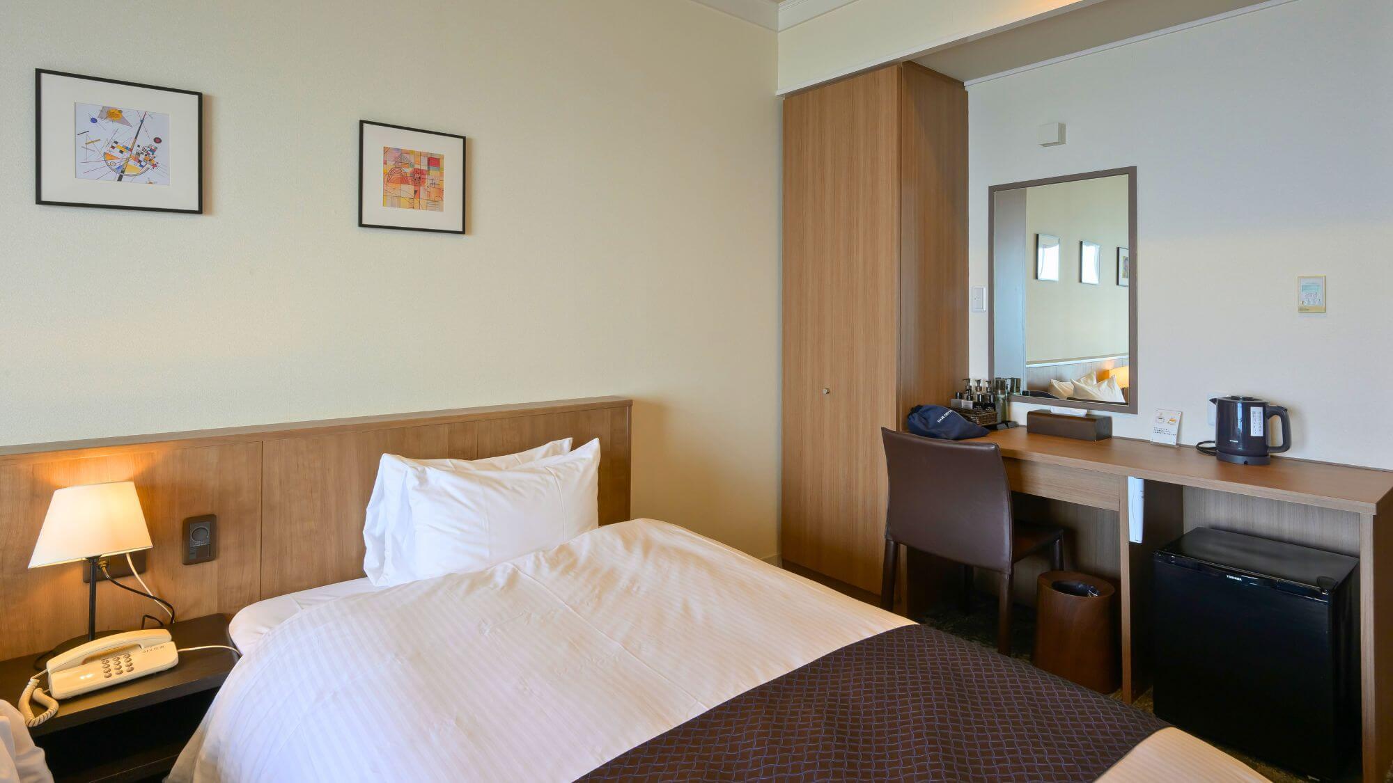 【そよ風館洋室A】ワ―ケーションにも対応した洋室ツインルーム。お部屋からは日本海を一望できます。