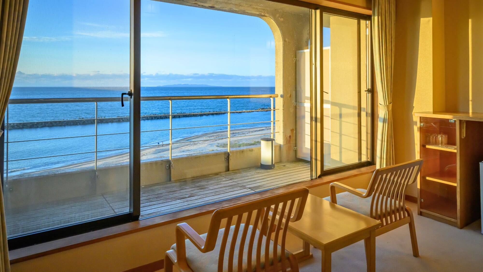 【はま風館和室】お部屋から日本海を一望いただけます。