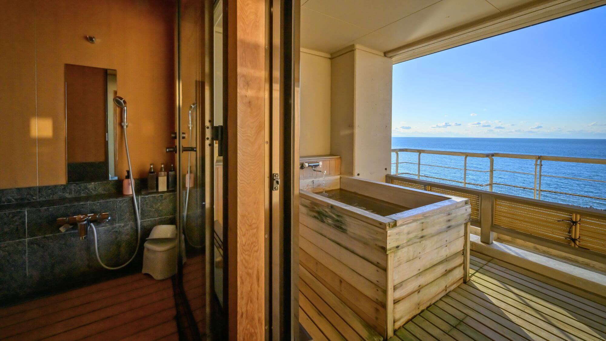 【そよ風館最上階和洋室『海楼』】雄大な絶景と水平線に沈む夕陽がご覧いただけます。