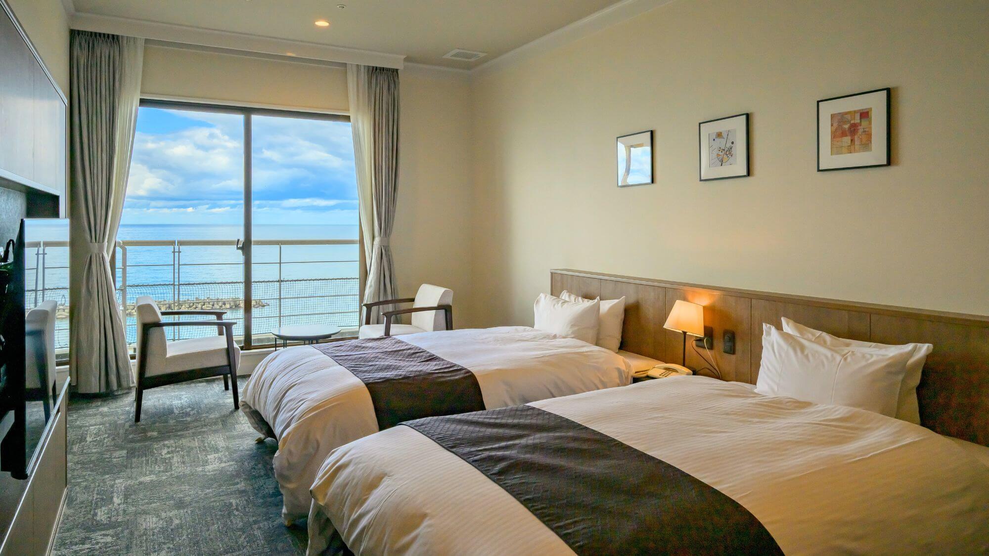 【そよ風館洋室A】ワ―ケーションにも対応した洋室ツインルーム。お部屋からは日本海を一望できます。