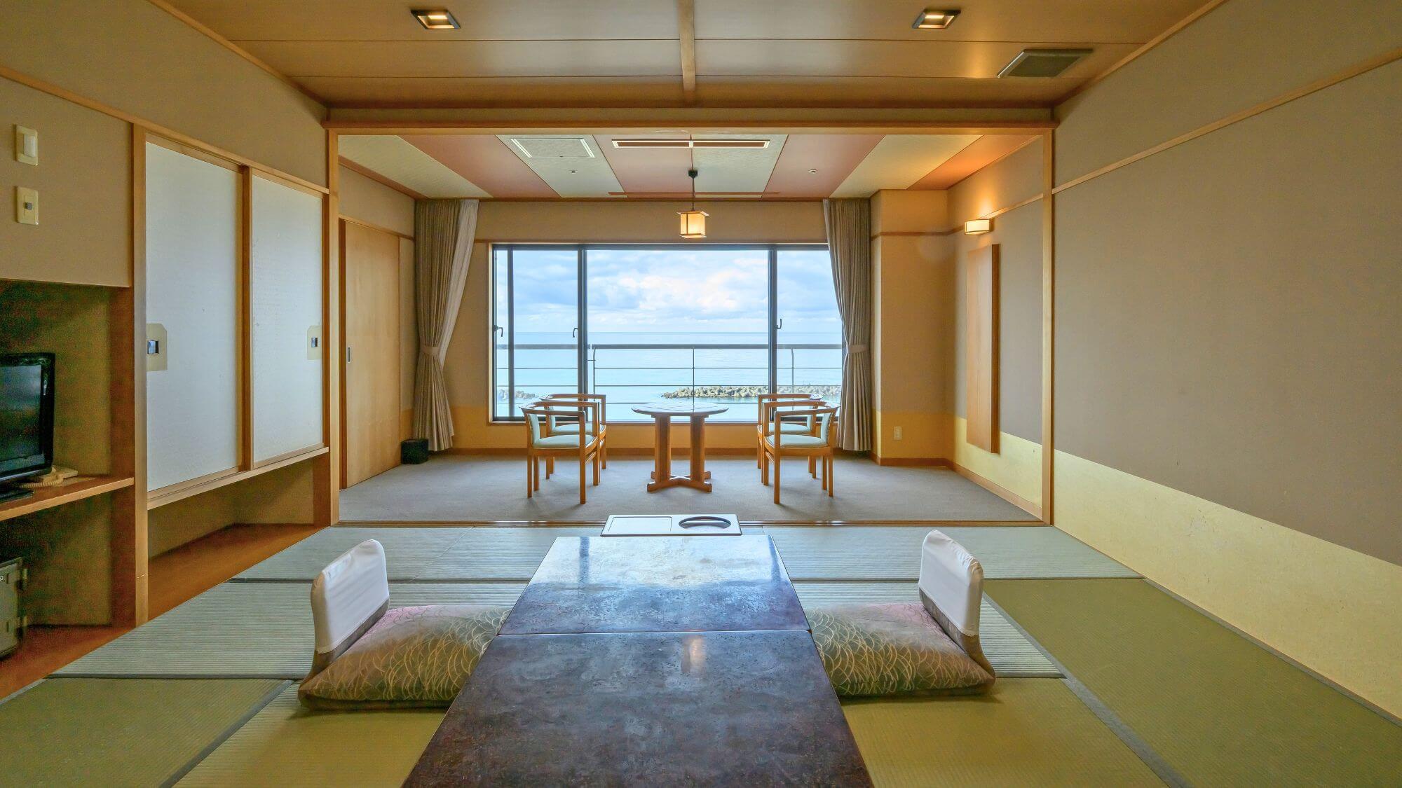 【大観和室】お部屋から日本海を一望できる和室。雄大な絶景と水平線に沈む夕陽がご覧いただけます。