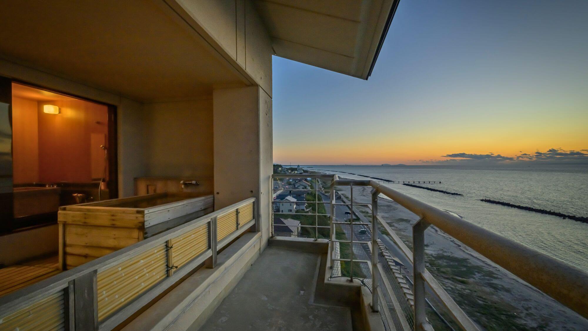 【そよ風館最上階和洋室『海楼』】雄大な絶景と水平線に沈む夕陽がご覧いただけます。
