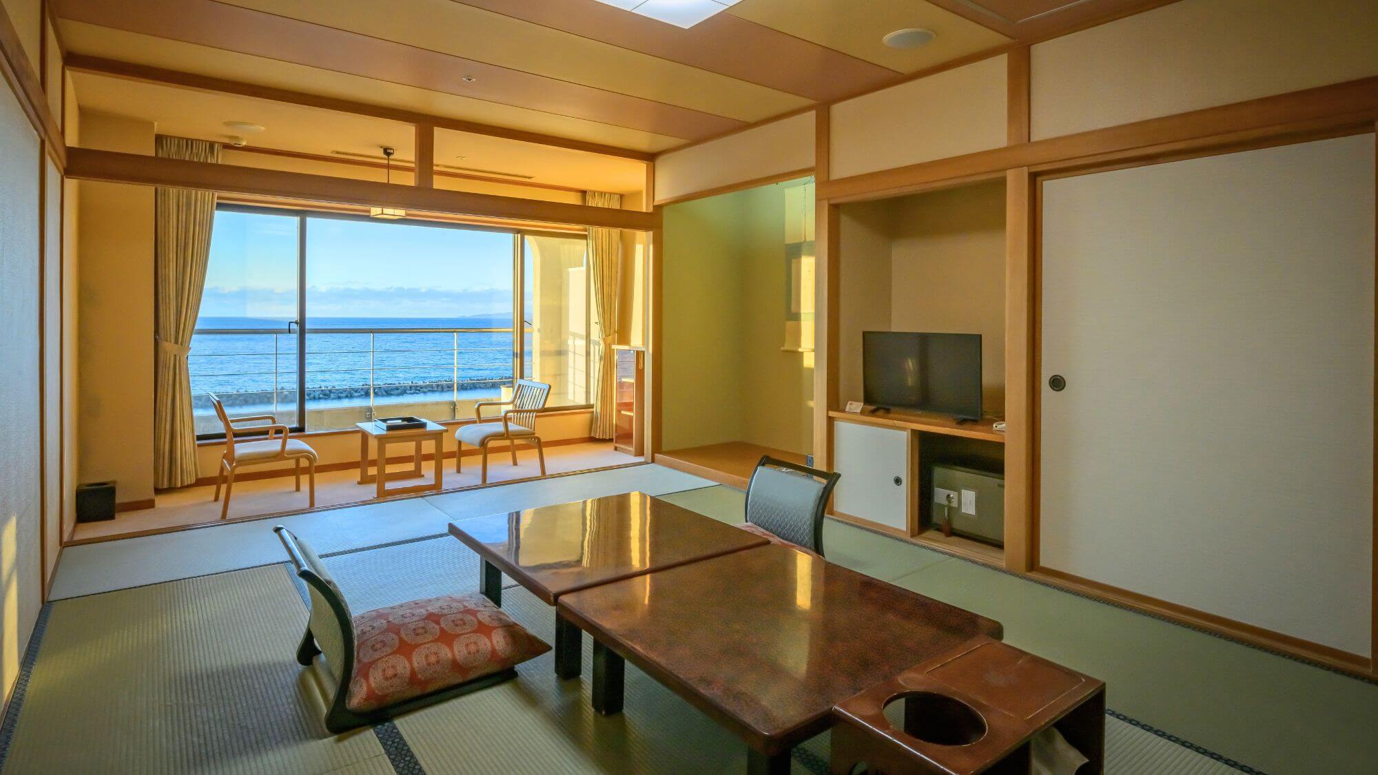 【はま風館和室】お部屋から日本海を一望できる当館のスタンダード客室です。