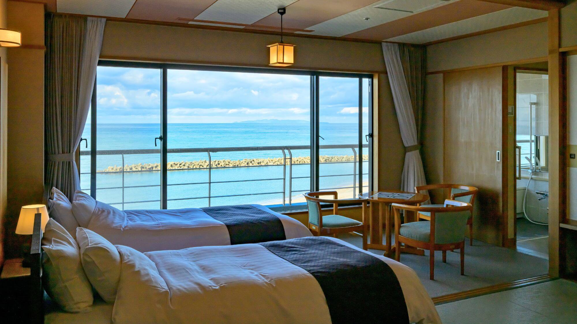 【大観和室（２ベットタイプ）】お部屋から日本海を一望できる和室２ベットタイプ。