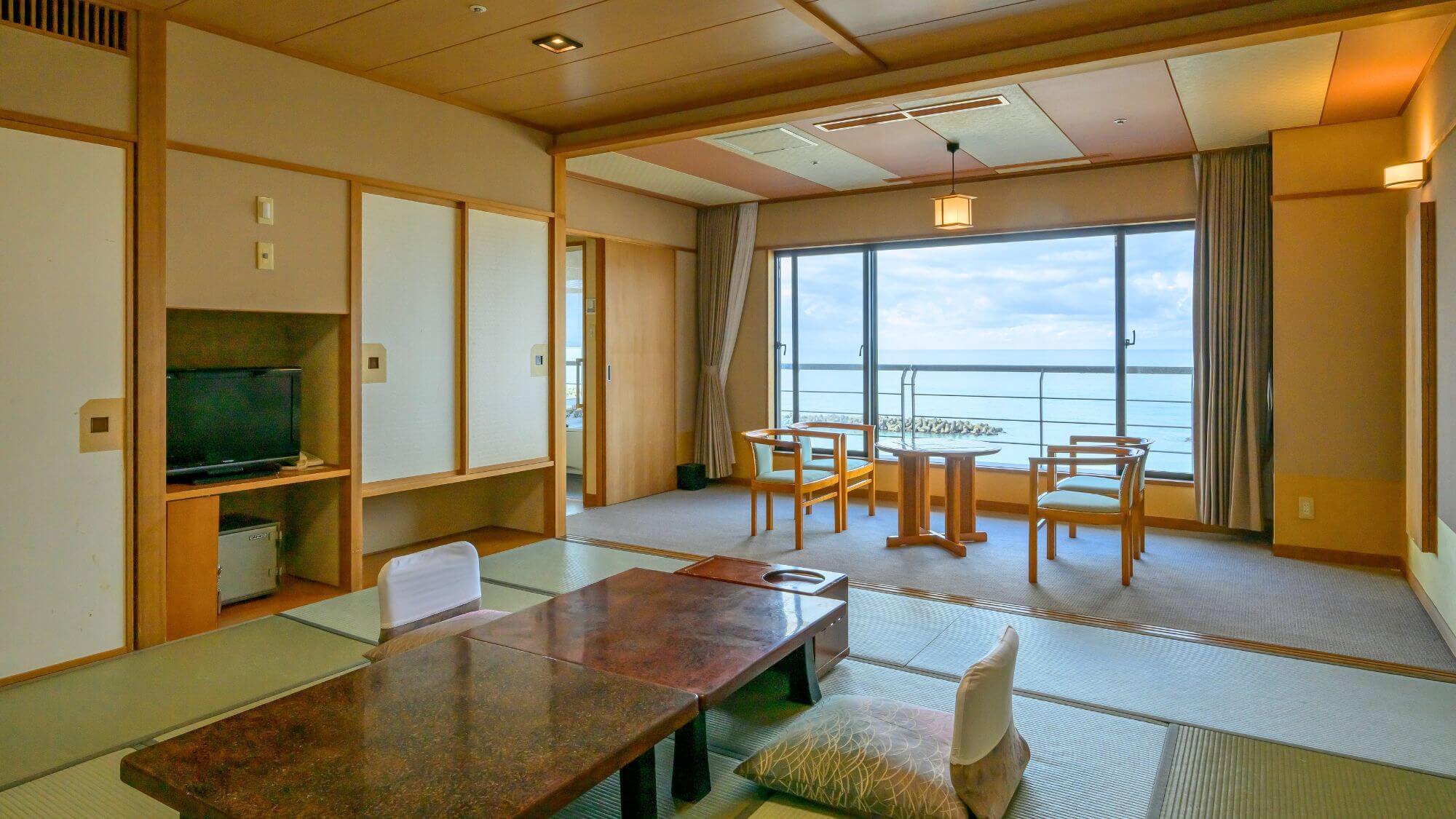 【大観和室】お部屋から日本海を一望できる和室。雄大な絶景と水平線に沈む夕陽がご覧いただけます。