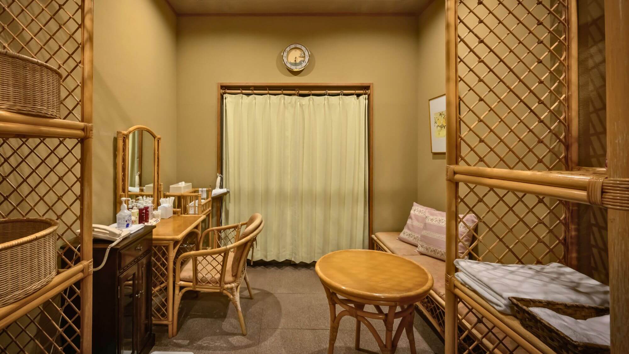 【貸切風呂】広々とした脱衣所。