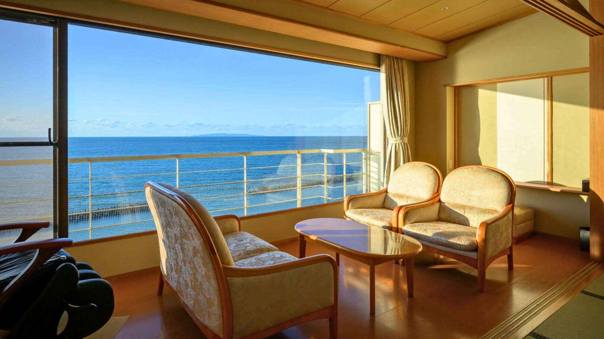 【そよ風館最上階和洋室『海楼』】ゆったりとした間取りと露天風呂が自慢の客室タイプです。