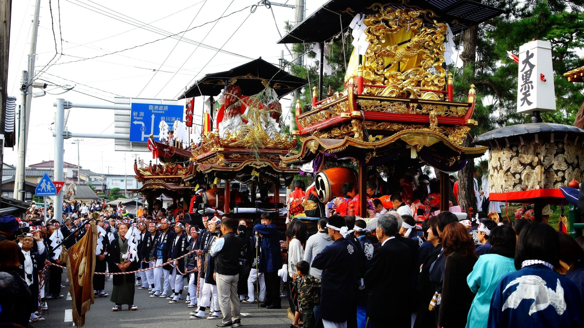 【岩船大祭】新潟県無形民俗文化財に指定されています。港町・岩船にふさわしい勇壮な祭礼です。