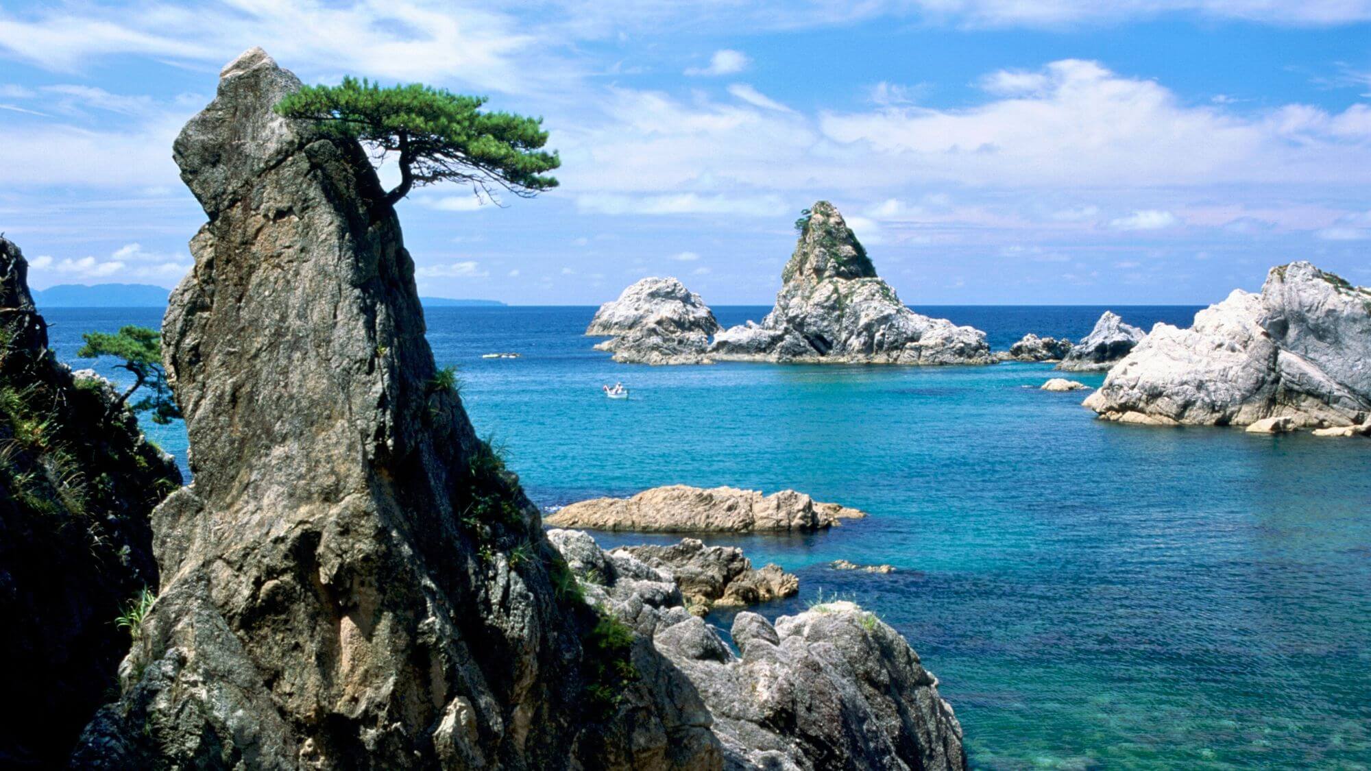 【笹川流れ】当館からお車で約25分。荒波が創り上げた奇岩の海岸美。日本百景の絶景をご堪能ください。