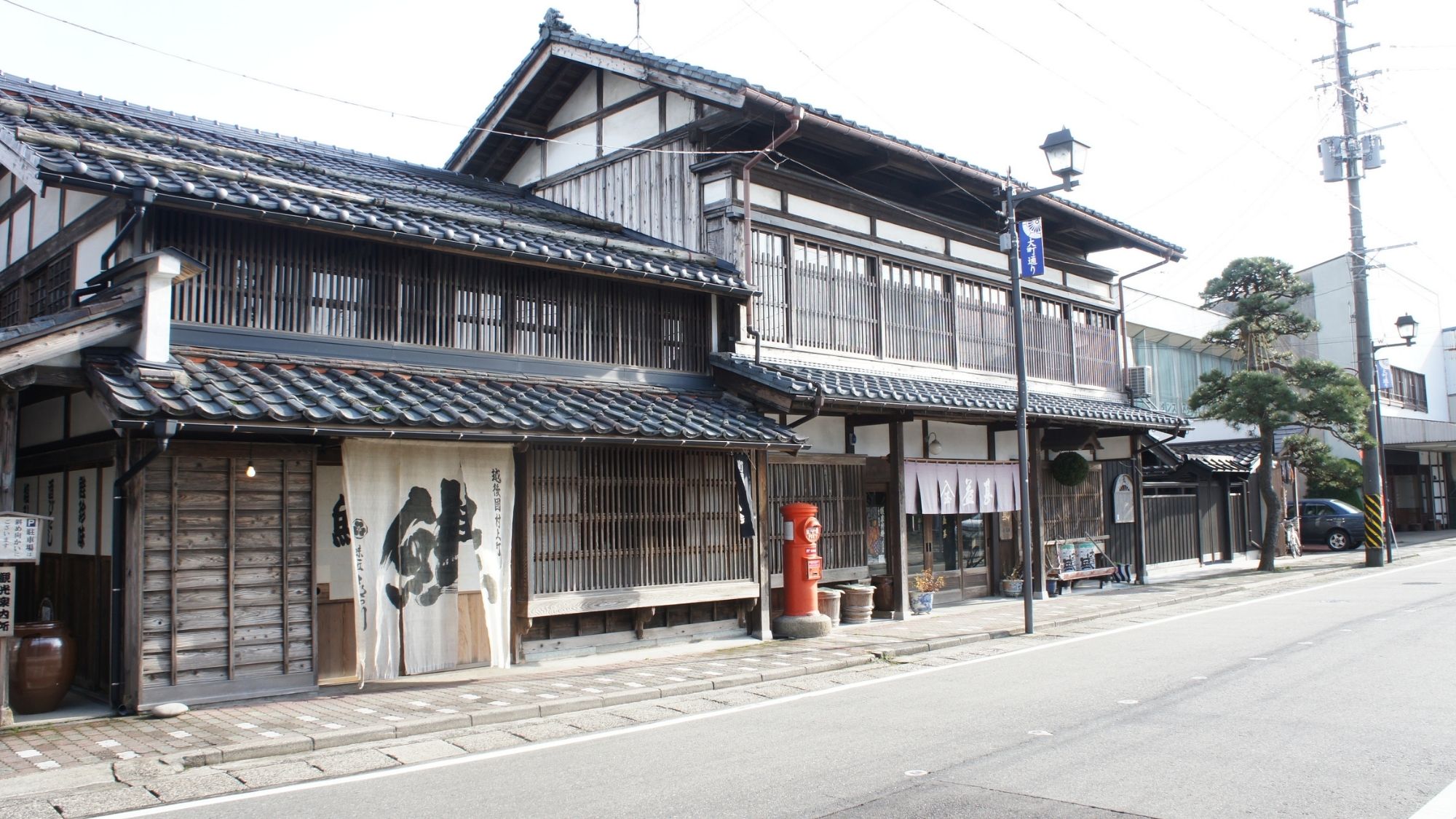 【越後村上 町屋通り】昔ながらの町屋造りを活かした建物が数多く立ち並んでいます。