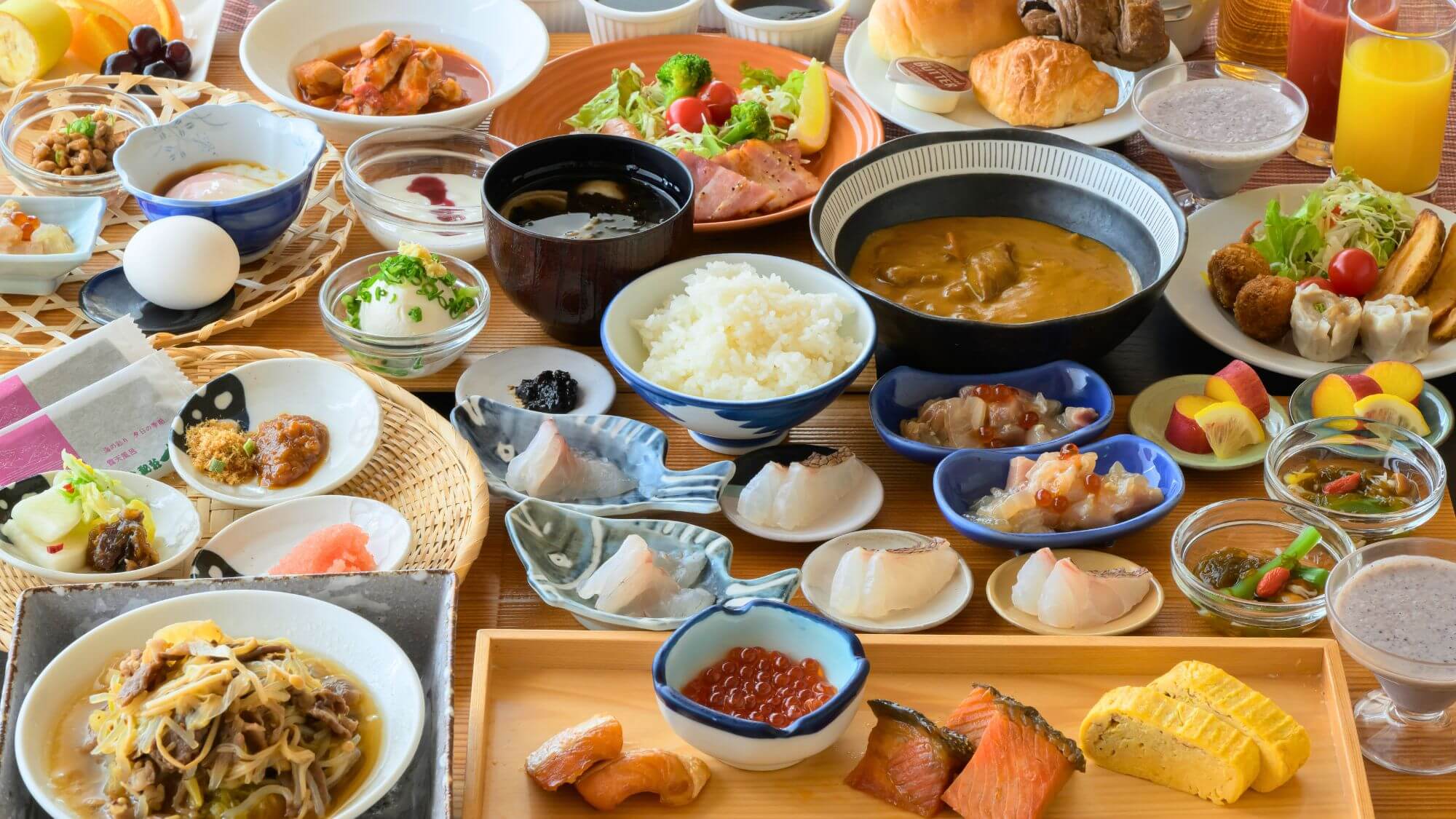 【朝食バイキング】50種類以上の豊富なメニューをビュッフェ形式にてお楽しみください。