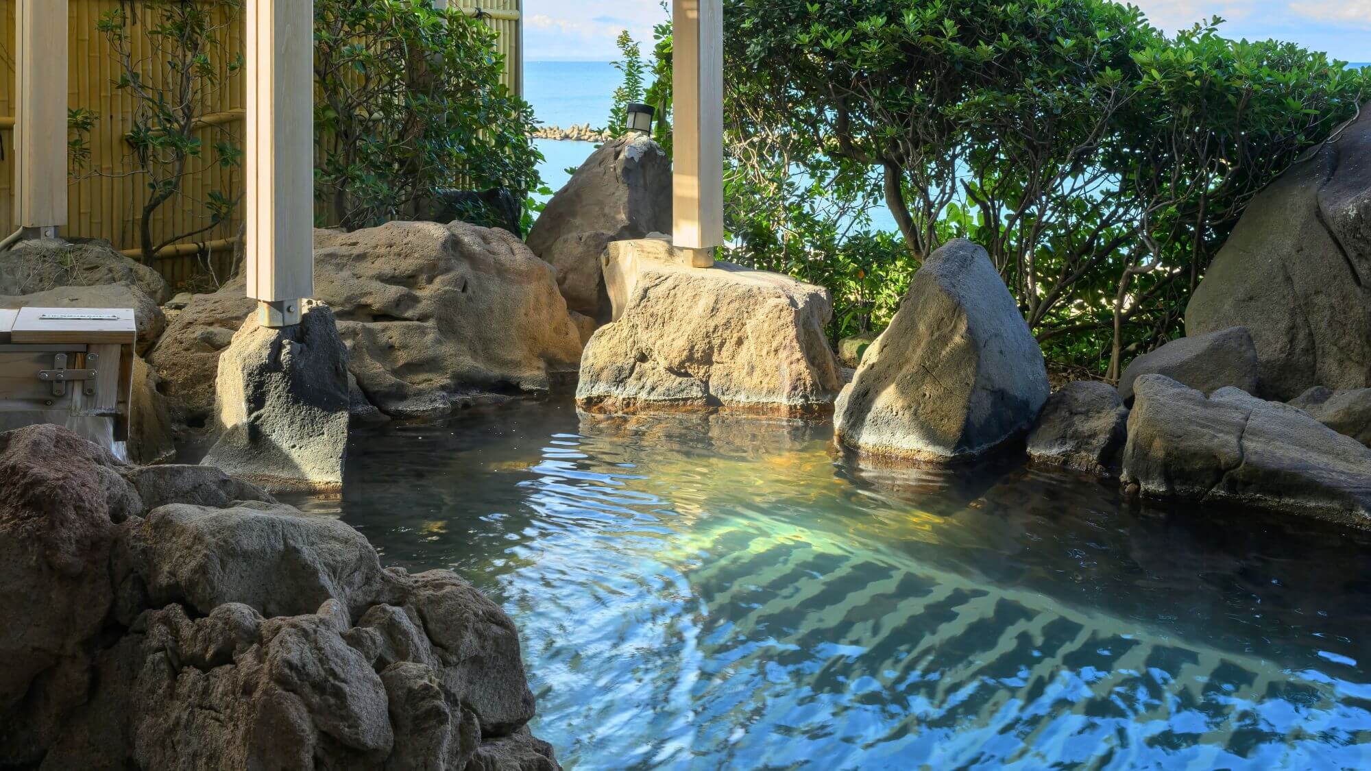 【殿方の湯】「雄」露天風呂。優雅な湯浴みとともに、格別な景色をご堪能ください。