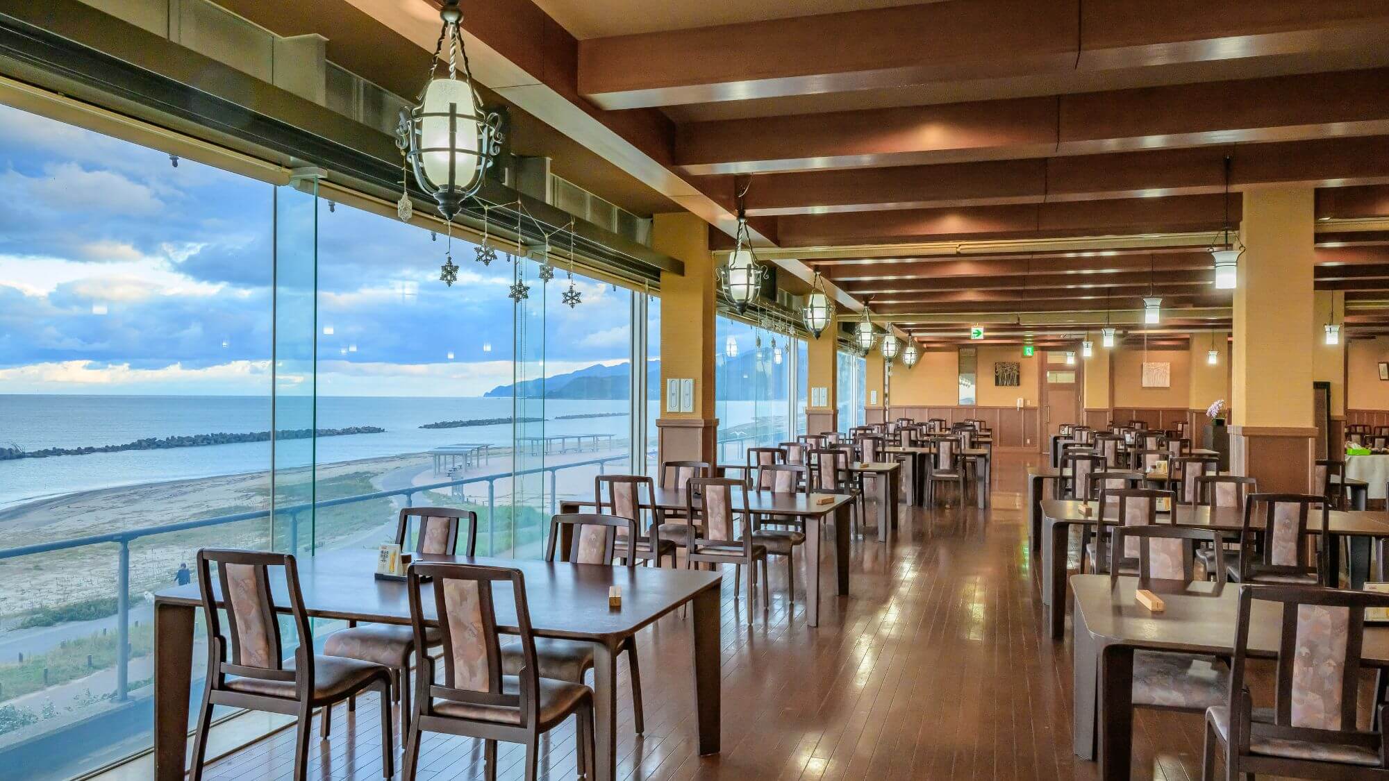 広々とした朝食バイキング会場。