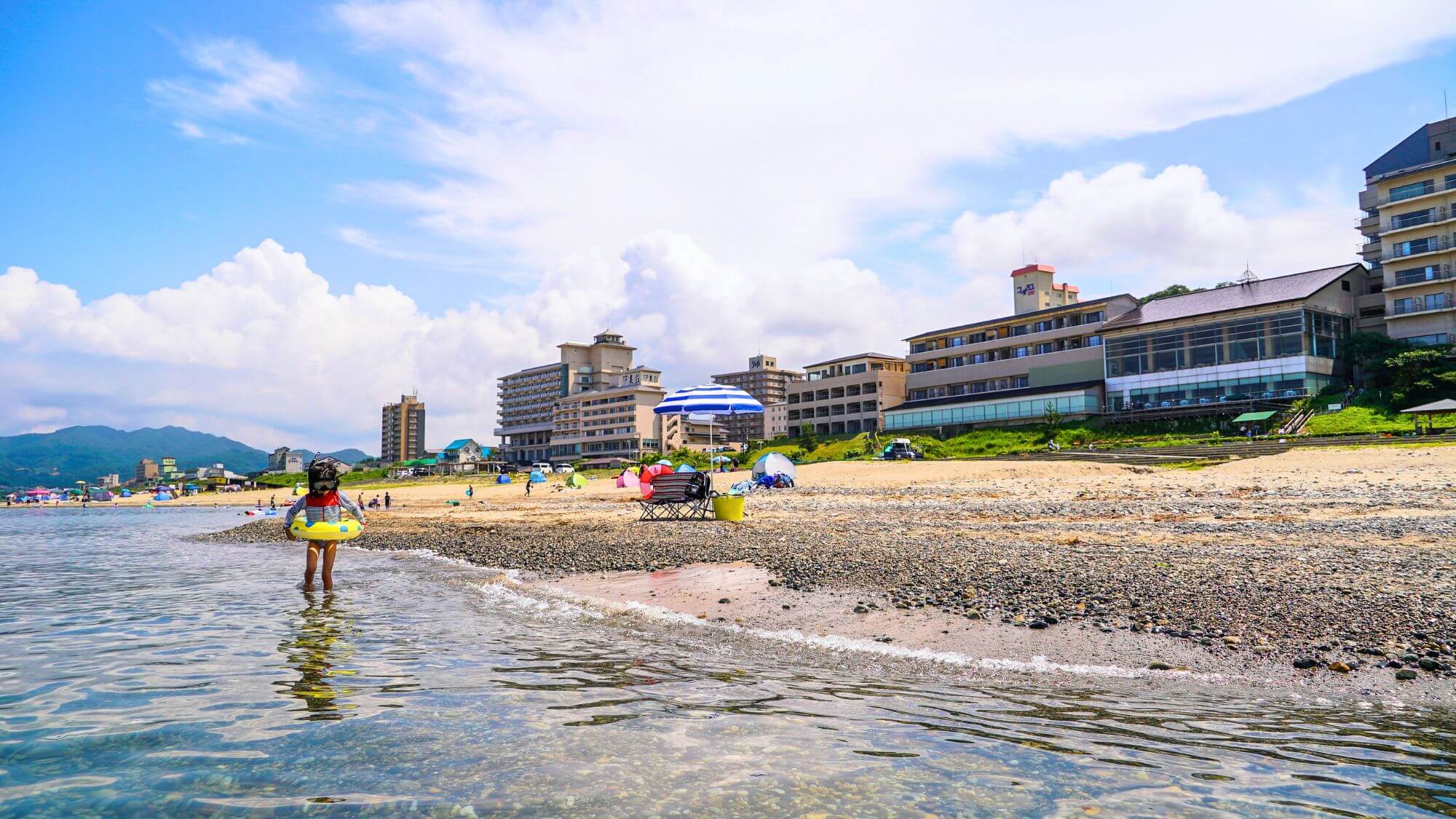 【瀬波温泉海水浴場】当館からお車で約2分。日本海に沈む夕日が絶景です。夏は海水浴をお楽しみください。