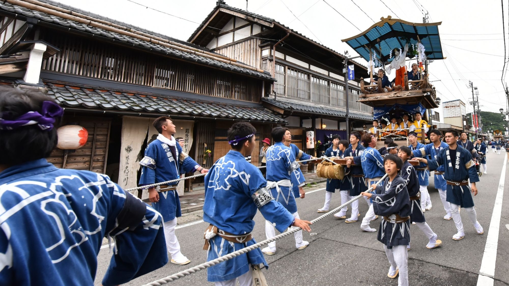 【村上大祭】ユネスコ無形文化遺産。豪華な漆塗りの屋台「おしゃぎり」が城下町を勇壮に巡行します。