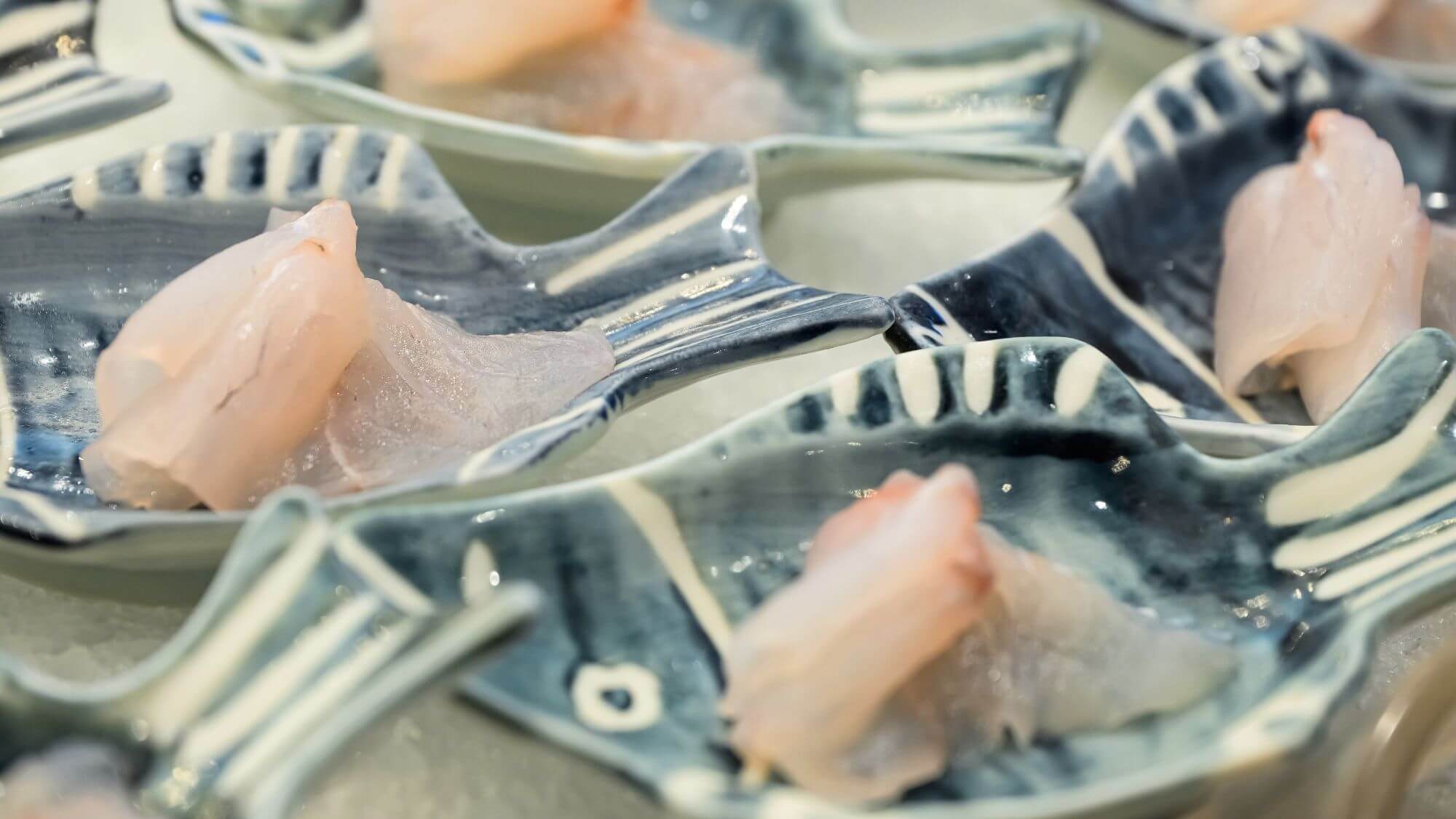 【朝食バイキング】岩船漁港で競り落とした新鮮なお刺身。