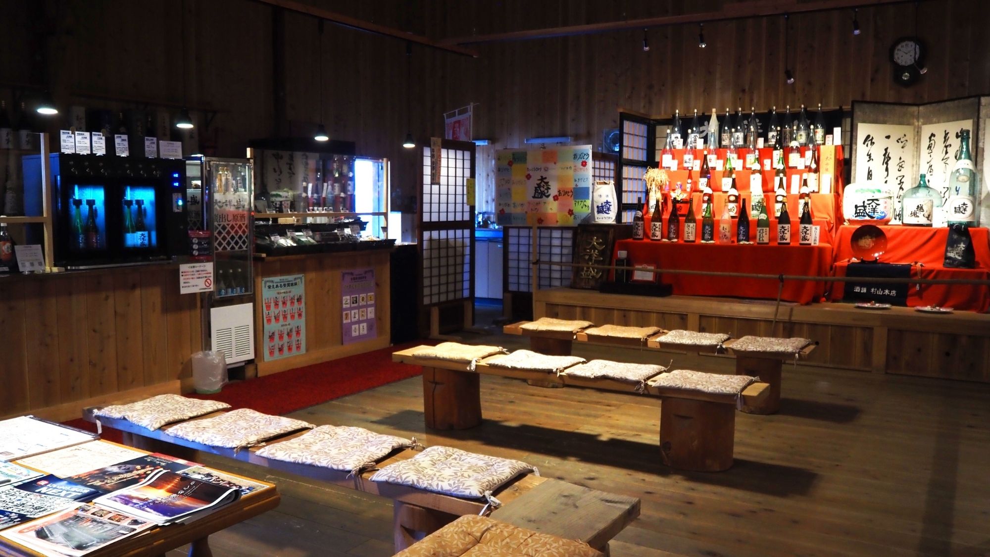 【大洋酒造和水蔵】酒造りの道具や酒器の他、村上の酒造りの歴史を伝える展示をご覧いただけます。