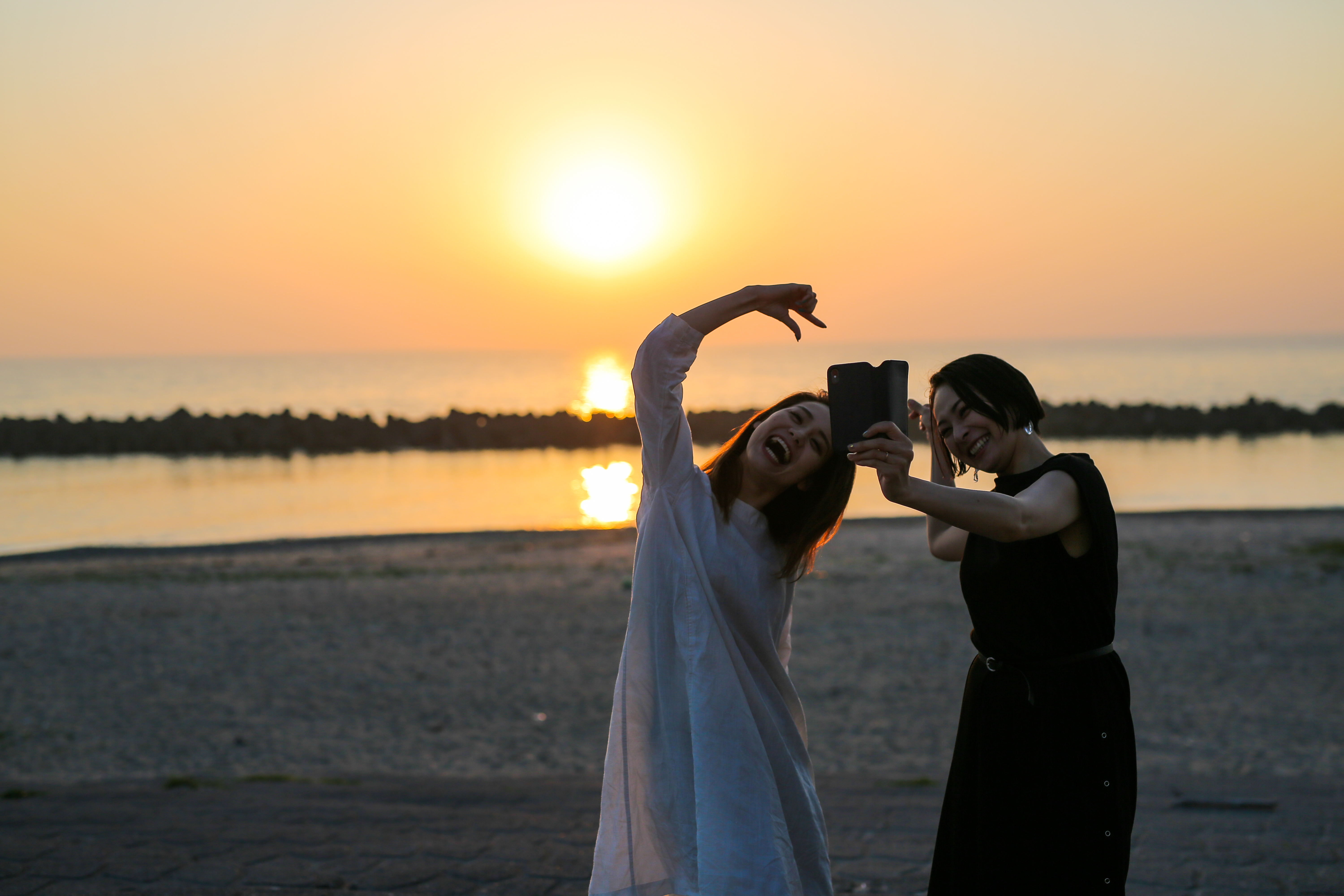 夕陽をバックに記念撮影