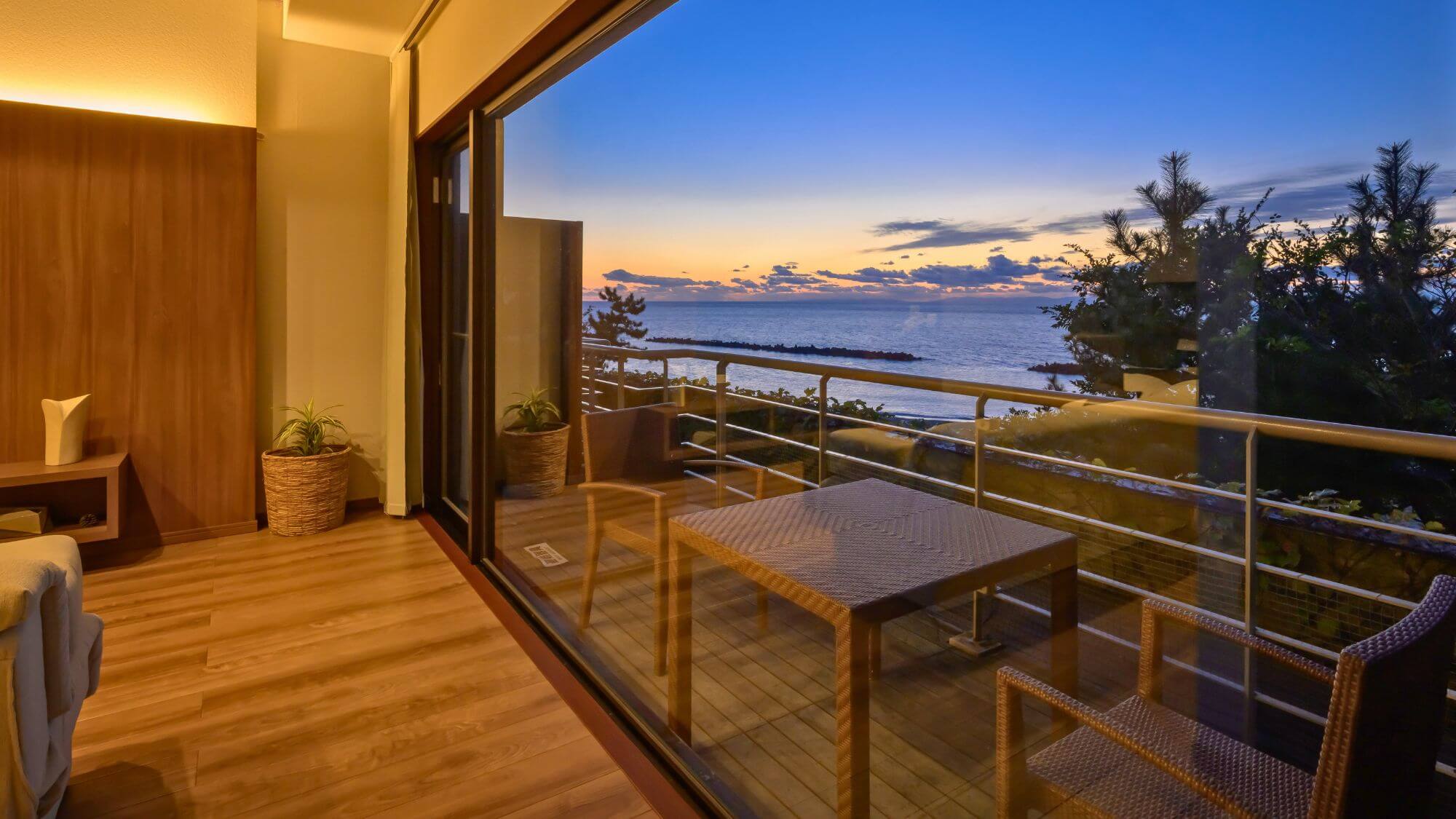 【そよ風館シービューテラス付き洋室『碧海』】フロントや食事会場からも近い客室タイプです。