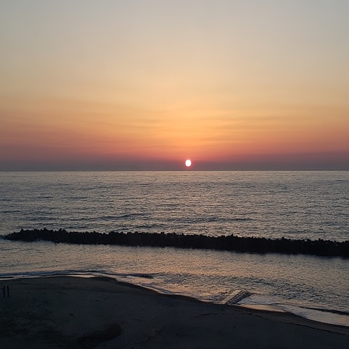 日本海に沈む夕日（4月）