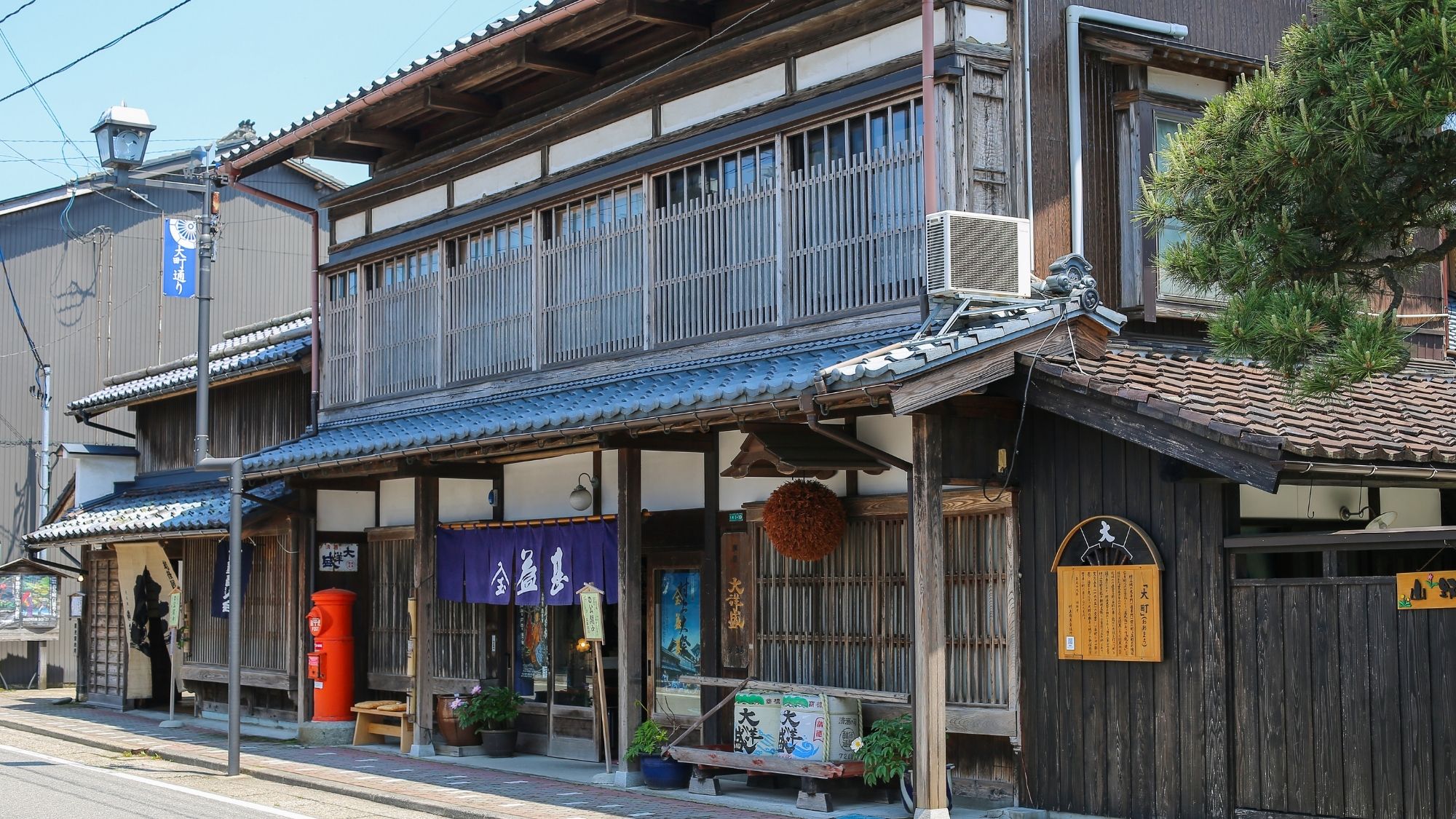 村上名産の鮭加工品や地酒を扱う酒販店、老舗和菓子店や甘味処、村上木彫堆朱の店などが軒を連ねます。