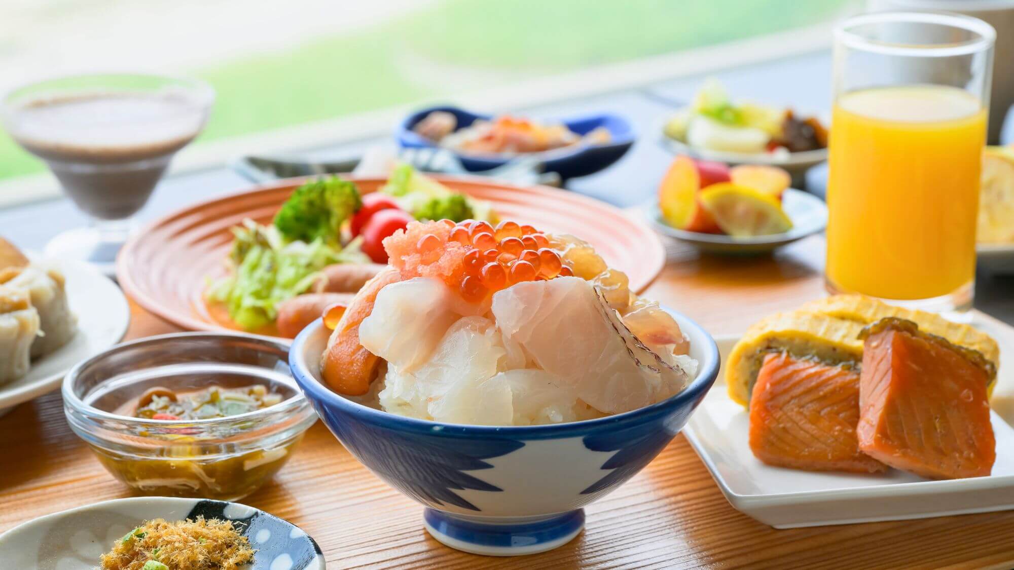 【朝食バイキング】地元岩船産コシヒカリに新鮮なお刺身をのせてオリジナル海鮮丼をお楽しみください。