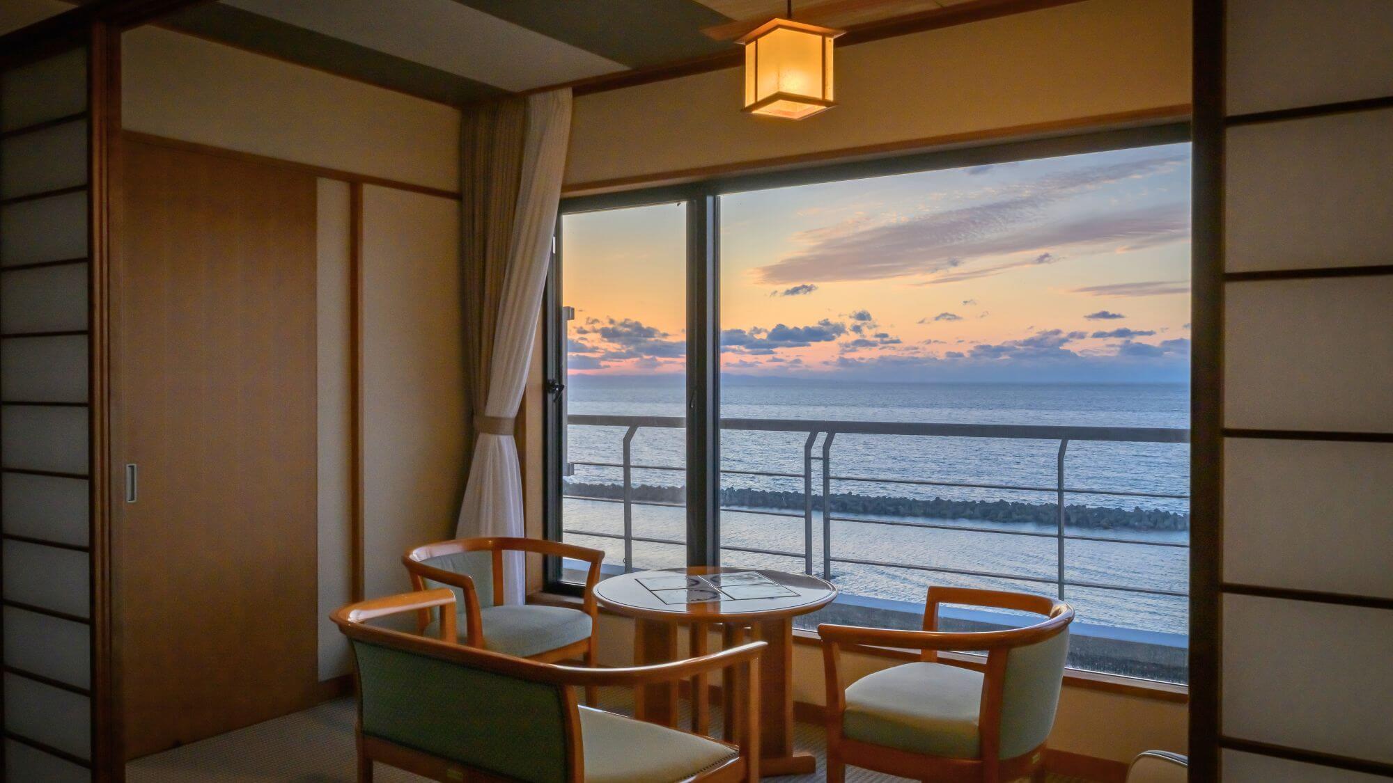 【大観露天風呂付客室】自慢の源泉を客室でご堪能いただける、源泉掛け流しの露天風呂付き客室です。