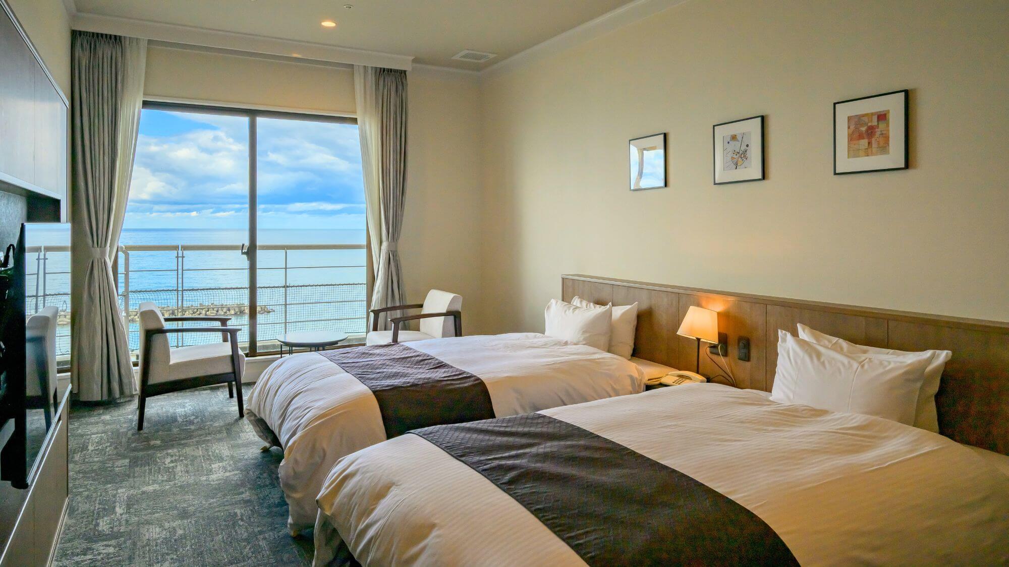【そよ風館洋室A】ワ―ケーションにも対応した洋室ツインルーム。お部屋からは日本海を一望できます。